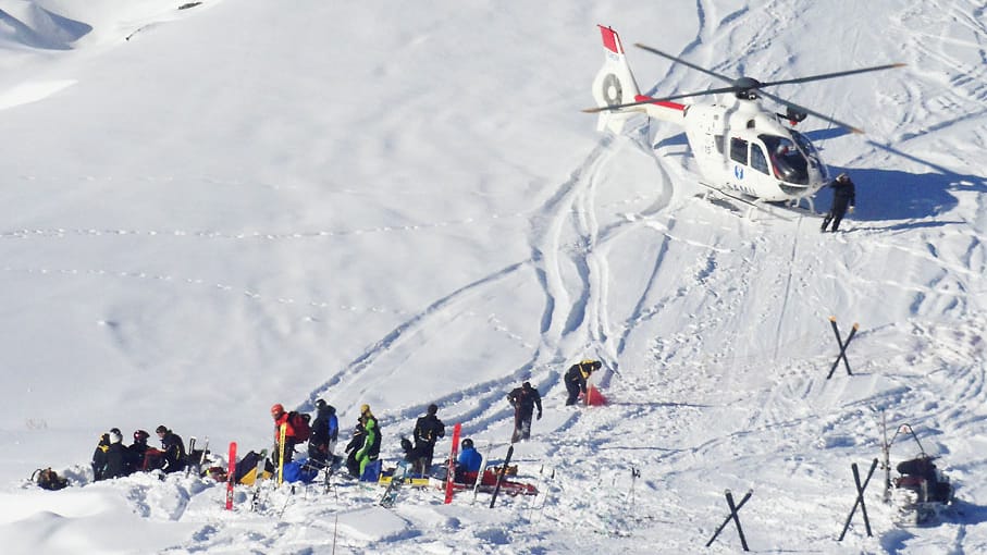 Die Rettungskräfte sind im Einsatz, der Helikopter steht bereit.