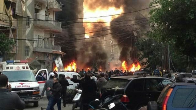 Feuer und Rauch am Ort der Explosion im Süden der libanesischen Hauptstadt Beirut Feuer und Rauch am Ort der Explosion im Süden der libanesischen Hauptstadt Beirut