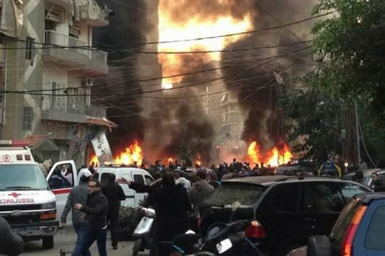 Feuer und Rauch am Ort der Explosion im Süden der libanesischen Hauptstadt Beirut
