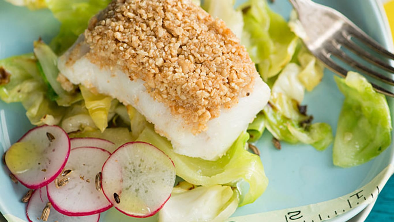 Lachs: Seelachs mit Nusskruste und Spitzkohl ist ein leichtes Winteressen.