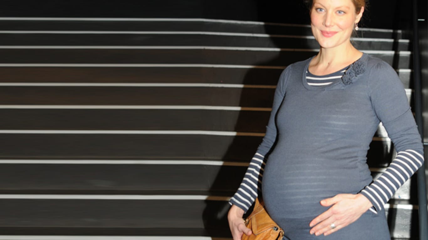 Die Schauspielerin Tessa Mittelstaedt präsentiert stolz ihre Babykugel.
