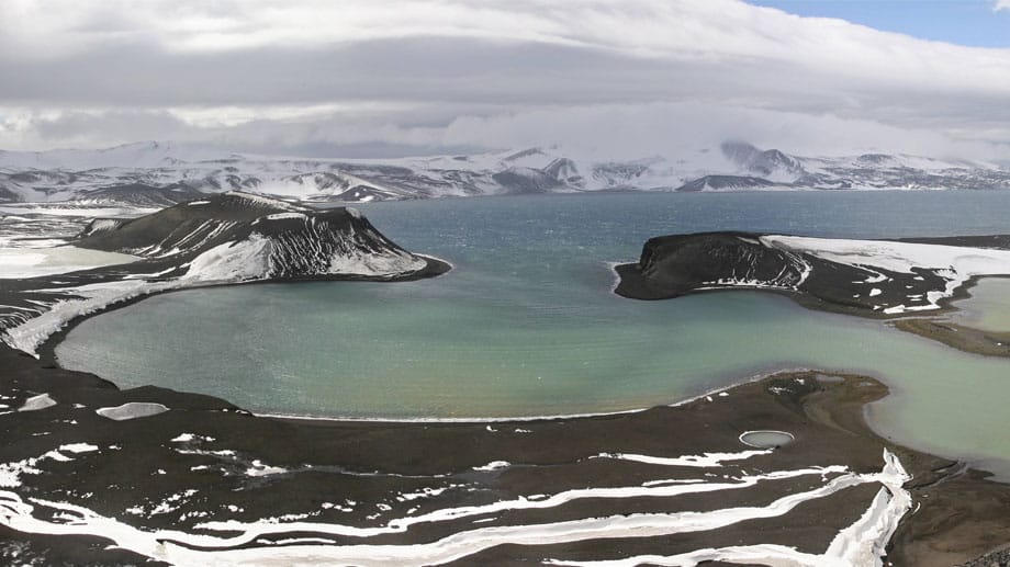 Deception Island ist eine hufeisenförmigen Vulkaninsel mit gut zehn Kilometer Durchmesser.