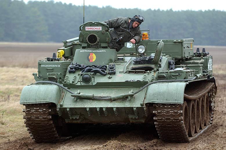 Nicht nur in Amerika sind private Panzerfahrten möglich. Auch in Deutschland zeigen Axel Heyse und sein Bruder Jörg Interessierten, mit einem alten DDR-Panzer wie es geht.