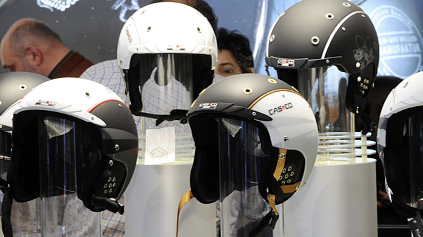Mit Helm fühlen sich die meisten Skifahrer auf der Piste sicherer