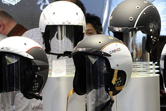 Mit Helm fühlen sich die meisten Skifahrer auf der Piste sicherer