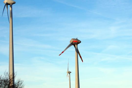 Im Windpark Schneebergerhof in der Pfalz ragt die E-126 des Herstellers Enercon mit einem abgerissenen Rotorblatt empor