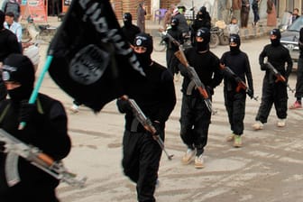 Kämpfer der ISIS-Miliz marschieren durch die syrische Stadt Tel Abyad