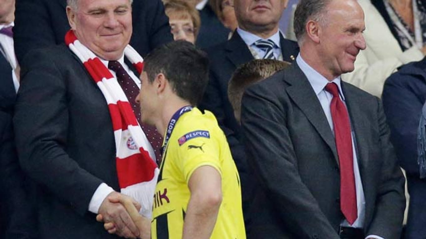 Uli Hoeneß und Robert Lewandowski schütteln sich nach dem Champions-League-Finale die Hände.