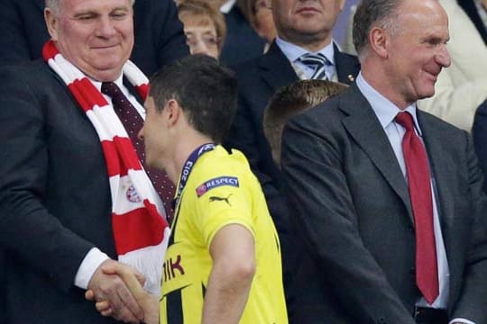 Uli Hoeneß und Robert Lewandowski schütteln sich nach dem Champions-League-Finale die Hände.