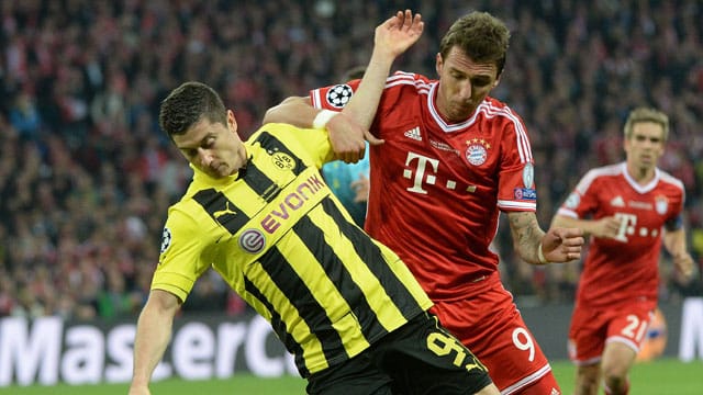 Robert Lewandowski (li.) und Mario Mandzukic kämpfen in der nächsten Saison gegeneinander um einen Platz in der Bayern-Startelf. Robert Lewandowski (li.) und Mario Mandzukic kämpfen in der nächsten Saison gegeneinander um einen Platz in der Bayern-Startelf.