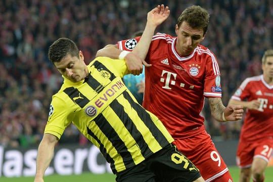 Robert Lewandowski (li.) und Mario Mandzukic kämpfen in der nächsten Saison gegeneinander um einen Platz in der Bayern-Startelf.