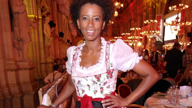 Arabella Kiesbauer im Dirndl beim Trachtenpärchenball 2011: In Österreich übernimmt sie die Erfolgssendung "Bauer sucht Frau".