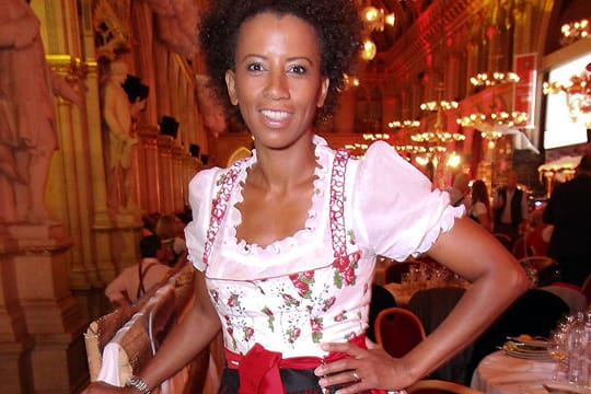 Arabella Kiesbauer im Dirndl beim Trachtenpärchenball 2011: In Österreich übernimmt sie die Erfolgssendung "Bauer sucht Frau".