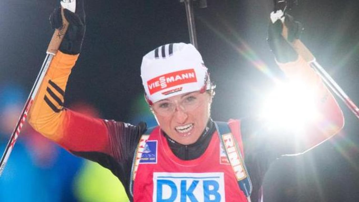 Bei ihrem letzten Heimrennen in Oberhof läuft Andrea Henkel jubelnd ins im Ziel.