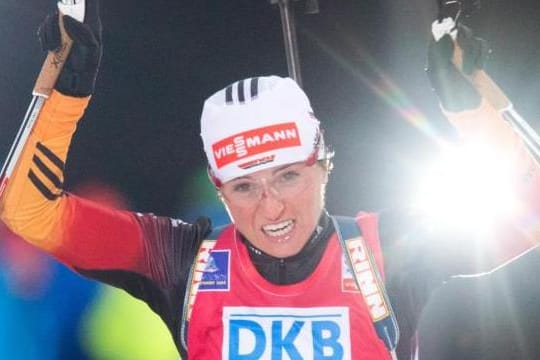 Bei ihrem letzten Heimrennen in Oberhof läuft Andrea Henkel jubelnd ins im Ziel.