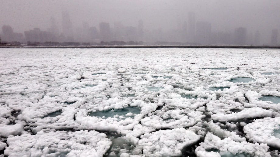 Extreme Kälte: Eis auf dem Lake Michigan, einem der fünf Großen Seen an der Grenze zwischen den USA und Kanada Extreme Kälte: Eis auf dem Lake Michigan, einem der fünf Großen Seen an der Grenze zwischen den USA und Kanada