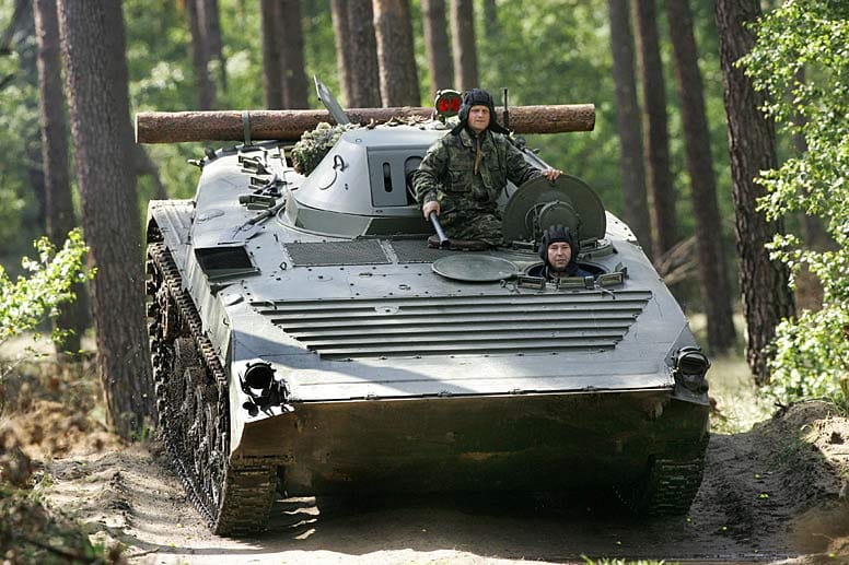 Fast täglich rollt der 13-Tonnen Schützenpanzer "BMP1" über ein ehemaliges Militärgelände in Sachsen-Anhalt.