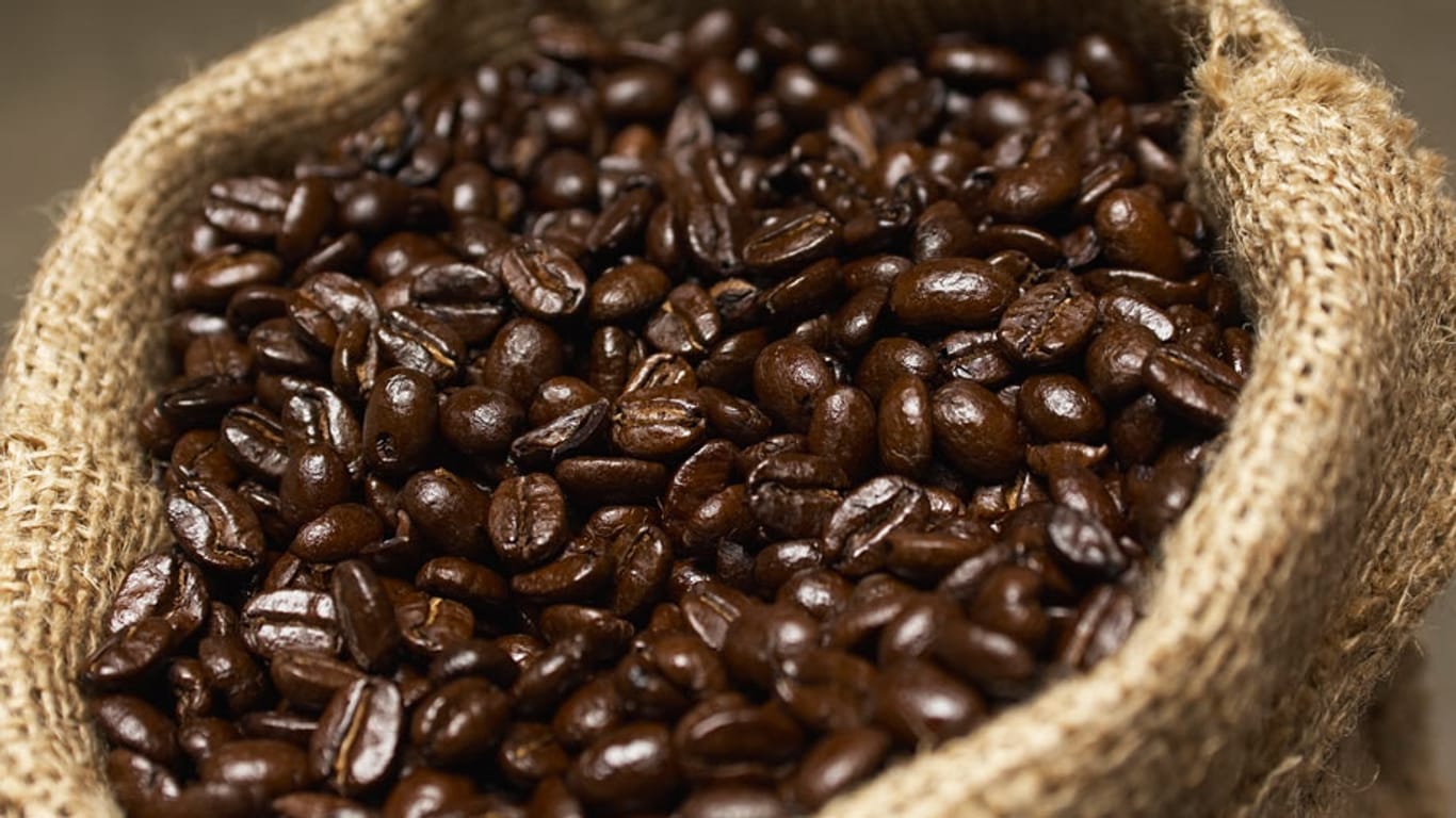 Kaffee: Mann findet Knochenreste in einer Packung Kaffebohnen.
