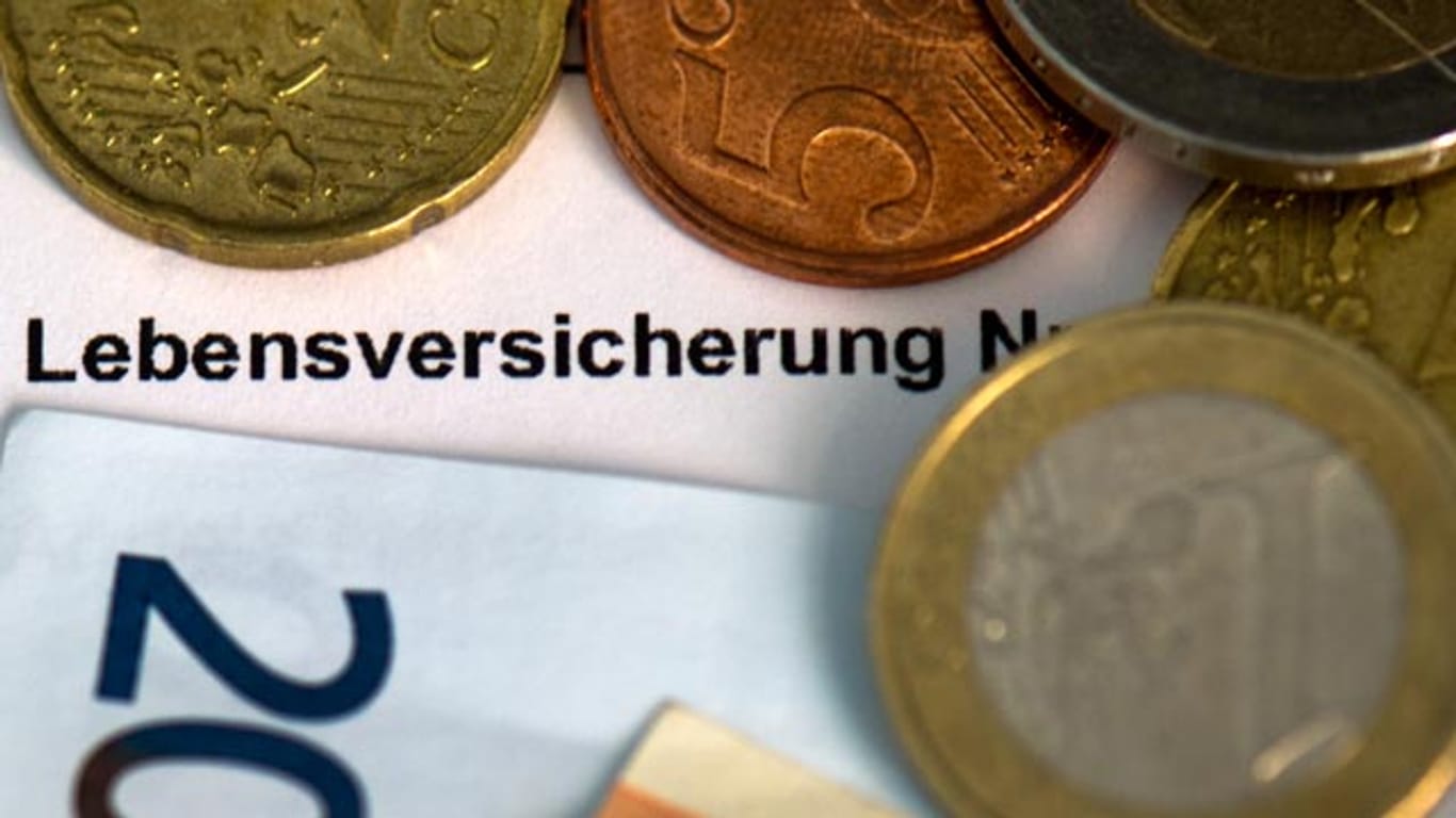 Viele Lebensversicherer in Deutschland zahlen ihren Kunden in diesem Jahr eine niedrigere Rendite