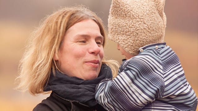 Maike Borkowski mit ihrem Pflegekind Joel. Der schwebehinderte Junge hat sich bei ihr zu einem fröhlichen Kind entwickelt.