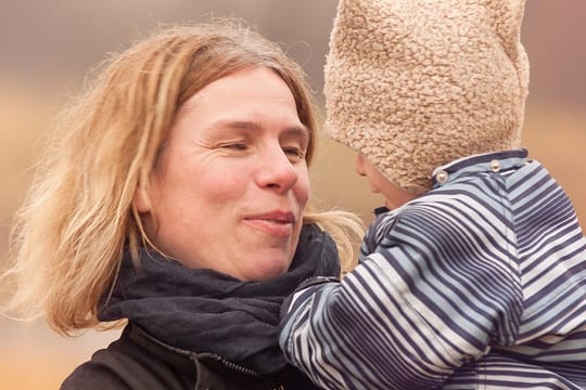 Maike Borkowski mit ihrem Pflegekind Joel. Der schwebehinderte Junge hat sich bei ihr zu einem fröhlichen Kind entwickelt.