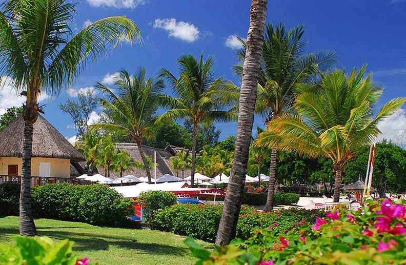 Sands Resort & Spa in Wolmar: Erholsamer Badeurlaub in unbezahlbarer Atmosphäre. Umgeben von saftig grünen Kokospalmen, können Urlauber in den gemütlichen Strandbetten einfach mal die Seele baumeln lassen.