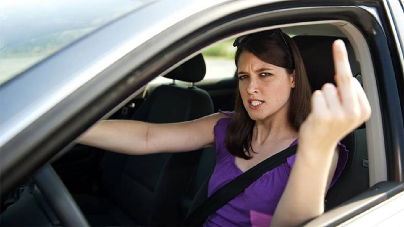 Der ausgestreckte Mittelfinger ist eine klassische Beleidigung unter Autofahrern – und kann richtig teuer werden.