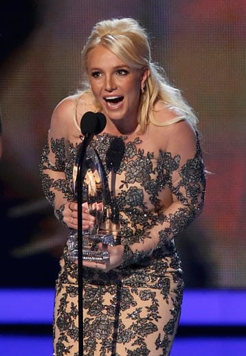 Auch Britney Spears zeigte viel Haut - und räumte den Preis für den "Besten Pop-Künstler" ab.
