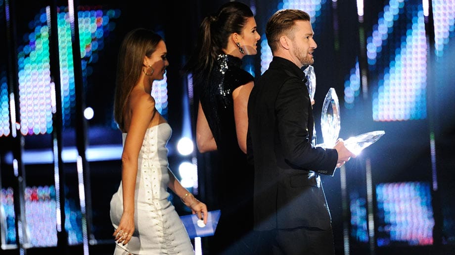 Jessica Alba (links) hatte dem Sänger Justin Timberlake seine vier Preise übergeben. Er gewann drei Mal - und zwar als bester männlicher Künstler, als bester R&B-Künstler, und er erhielt eine Auszeichnung für das beste Album.