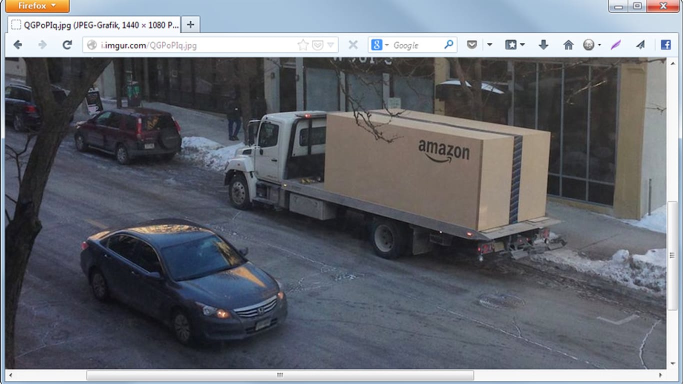 Ein riesiges Amazon-Paket auf einem LKW in den USA.