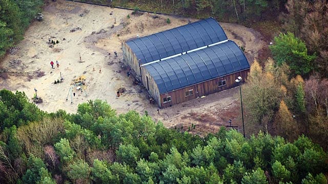 "Utopia": Dies ist der Hangar, in dem die 15 Kandidaten der holländischen Ausgabe ein Jahr ihr Leben selbst organisieren und sich selbst versorgen. "Utopia": Dies ist der Hangar, in dem die 15 Kandidaten der holländischen Ausgabe ein Jahr ihr Leben selbst organisieren und sich selbst versorgen.