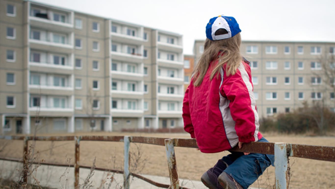 Ein Kind sitzt auf einem Geländer (Symbolbild): Armut trifft vor allem unter 18-Jährige in Bremen.