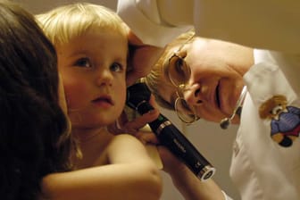 Mittelohrentzündung: Fast jedes Kind macht diese schmerzhafte Erkrankung mindestens einmal durch.
