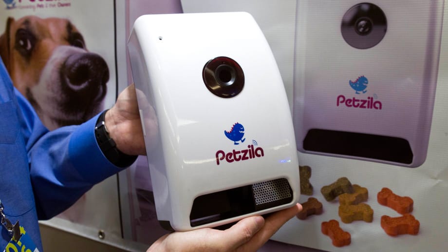 Das Gerät namens Petzila verteilt per App gesteuert Leckerlis an die Haustiere und macht auf Wunsch direkt Fotos von den Vierbeinern.