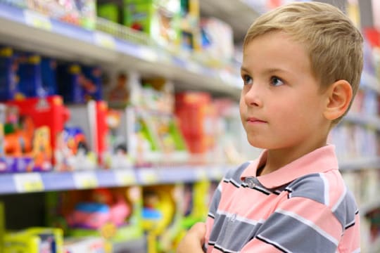 Über ihr Taschengeld können Kinder frei verfügen und davon kaufen was sie wollen.