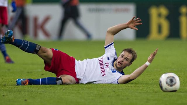 Maximilian Beister hat sich im Testspiel gegen Vitesse Arnheim womöglich schwer verletzt.