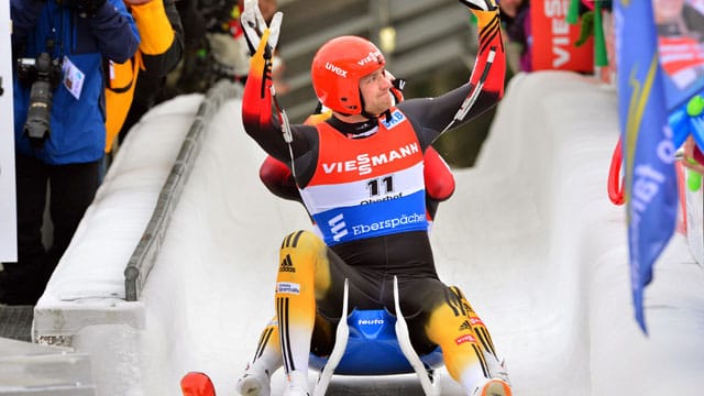 Toni Eggert und Sascha Benecken feiern ihren Sieg in Oberhof.