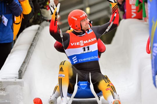 Toni Eggert und Sascha Benecken feiern ihren Sieg in Oberhof.