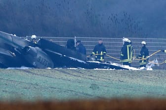 Die Feuerwehr birgt die Leichen aus dem Flugzeugwrack in der Nähe von Trier.