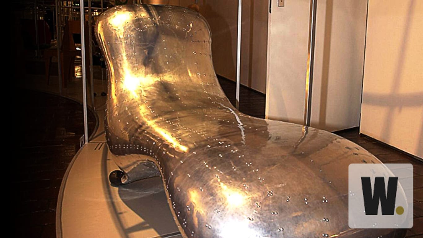 Eine unbequeme Liege aus Aluminium des australischen Designers Marc Newson.