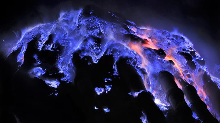Unheimliche "blaue Lava": Brennende Schwefelsäure fließt den indonesischen Vulkan herab.