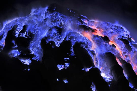 Unheimliche "blaue Lava": Brennende Schwefelsäure fließt den indonesischen Vulkan herab.