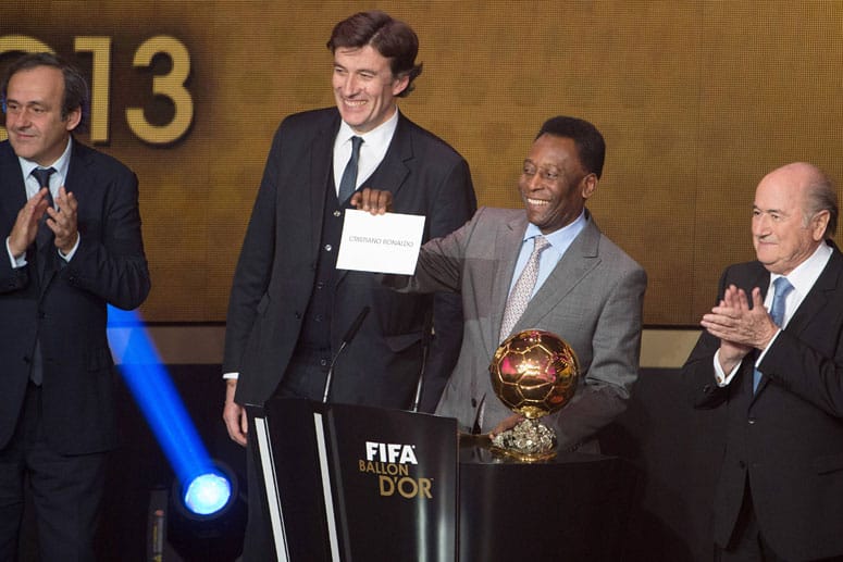 Bei der Wahl zum Weltfußballer 2013 macht Michel Platini (li.) gute Miene zum bösen Spiel.