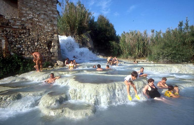 Die Kalkablagerungen haben zahlreiche, unterschiedlich hoch gelegene Becken und Wannen gebildet, in denen es sich herrlich baden lässt.