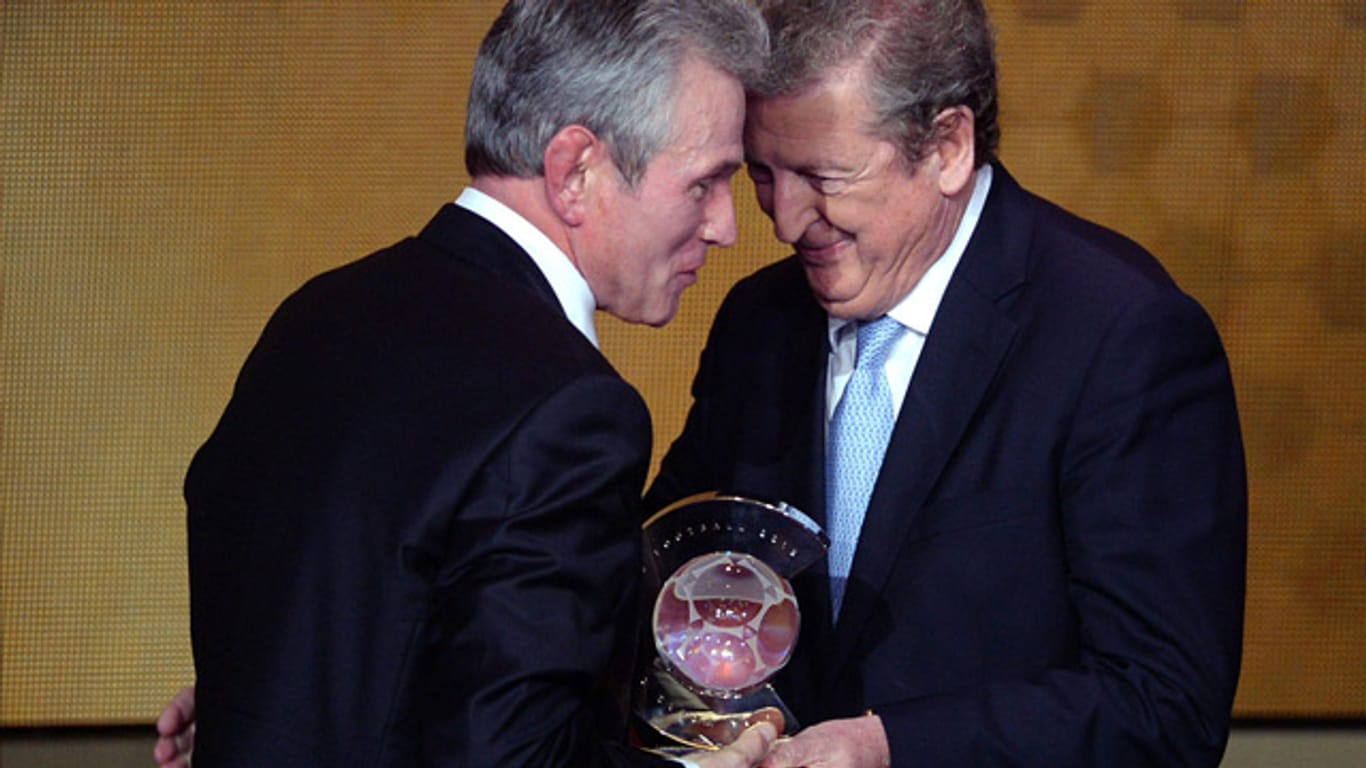 Jupp Heynckes erhält aus den Händen von Englands Nationaltrainer Roy Hodgson die Auszeichnung zum Trainer des Jahres.