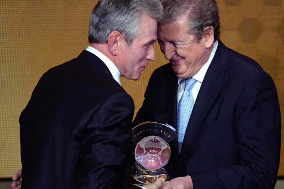 Jupp Heynckes erhält aus den Händen von Englands Nationaltrainer Roy Hodgson die Auszeichnung zum Trainer des Jahres.