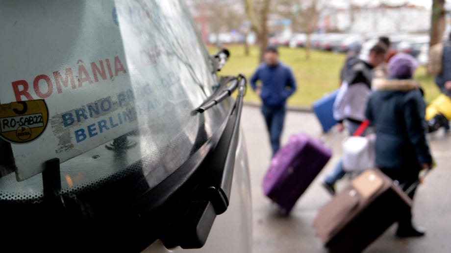 Ein Reisebus aus Rumänien kommt in Berlin an.