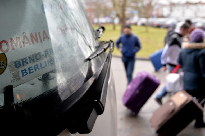 Ein Reisebus aus Rumänien kommt in Berlin an.