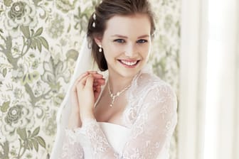 Brautmode 2014: Ihre Schultern kann die Braut mit diesem transparenten Jäckchen jederzeit bedecken.
