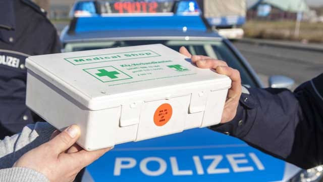 Verbandskasten: Bei Kontrollen schaut die Polizei genau hin.